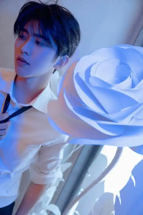 蔡徐坤白玫瑰随拍##蔡徐坤白衬衫扯领带