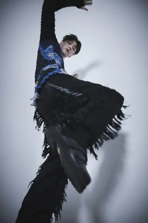 张艺兴广角鞋底拍照##张艺兴全新专辑step##张艺兴2024世界巡演