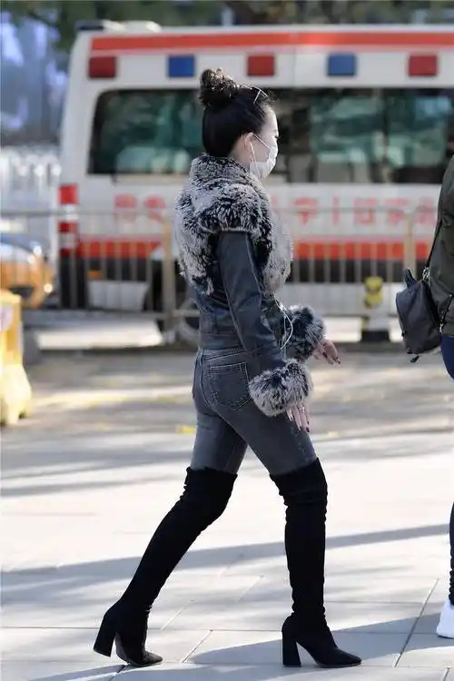 深色的紧身牛仔裤搭配黑色过膝长靴,粗跟款式,精致时尚的搭配|款式