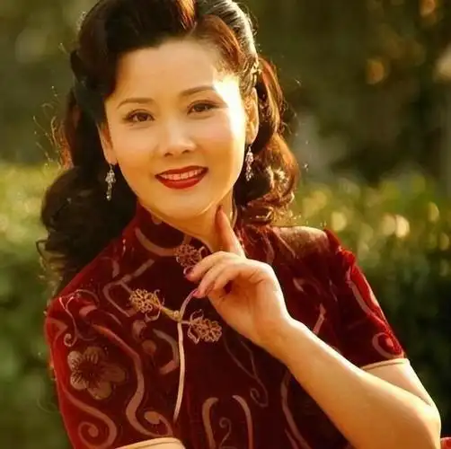 因长相太漂亮无人敢追,父亲为她终身不娶,今61岁依旧优雅又得体