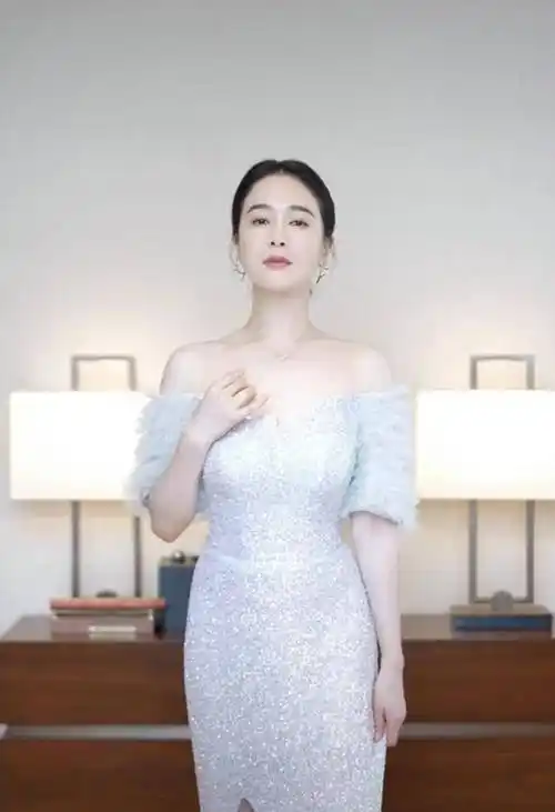 这款银色露肩长裙设计简约而不失优雅,完美贴合左小青的身材曲线,展现