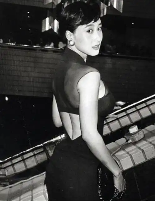 在任何阶段都要活得潇洒自在,就像当年的大众女神利智一样,年轻时风华