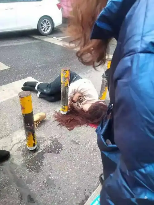 润达门口车祸一女子未戴头盔血溅现场