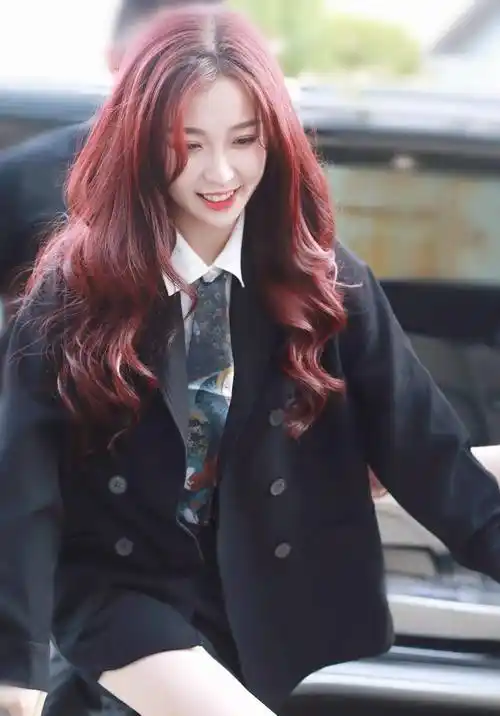 虞书欣全新活动造型,红发眼妆,可爱小公主秒变酷飒小姐姐_青春_流量