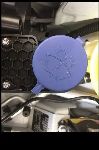 在我们仪表盘会有个这样标识这个玻璃水指示灯平时熄灭当玻璃水缺失足