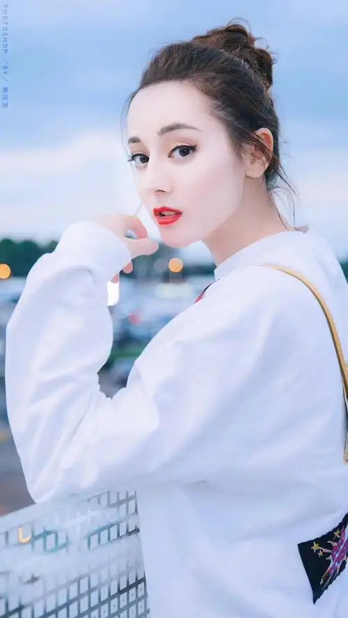 迪丽热巴米兰时装周