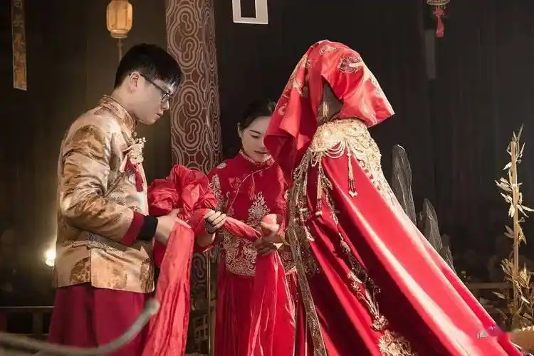 高州一对新人举办了一场豪华惊艳的中式婚礼