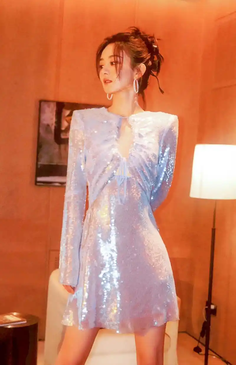 明星艺人新造型欣赏# 赵丽颖的镂空亮片裙美丽动人,身材显得太好了