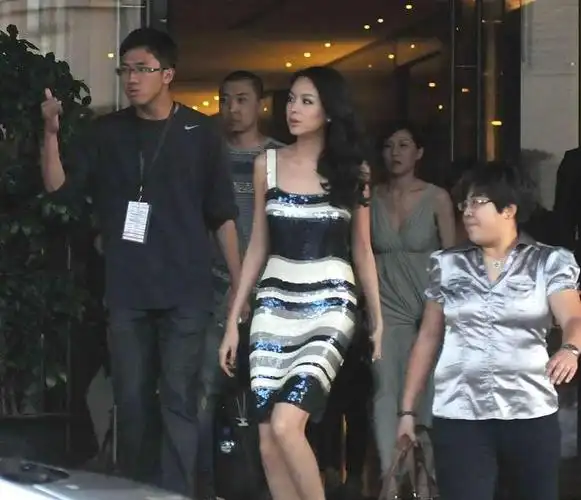 熊黛林和世界小姐冠军同台,虽然穿了短裙,却没张梓琳穿的显腿长