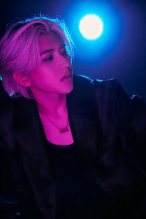 蔡徐坤新歌在舞台放满玫瑰