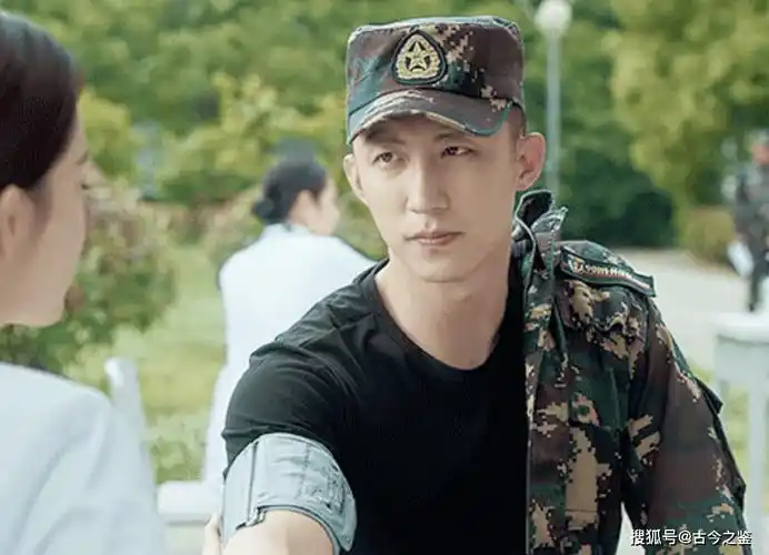 他16岁辍学打工,半路出道爆红,因在内娱"服兵役",被央视点名_黄景瑜