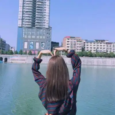 长发女生的唯美背影,旧城时光那么美,女生头像图片-回车桌面