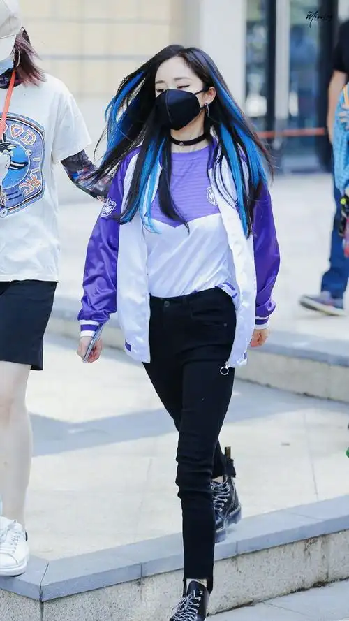 杨幂真厉害运动服配紧身裤穿出美艳感紫蓝配色穿搭让路人惊叹