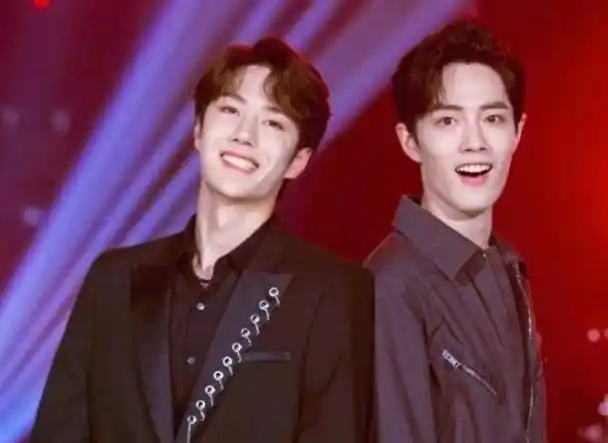 王一博横店约好友小聚,综艺拍戏两不误,同时爆红后,肖战却销声匿迹