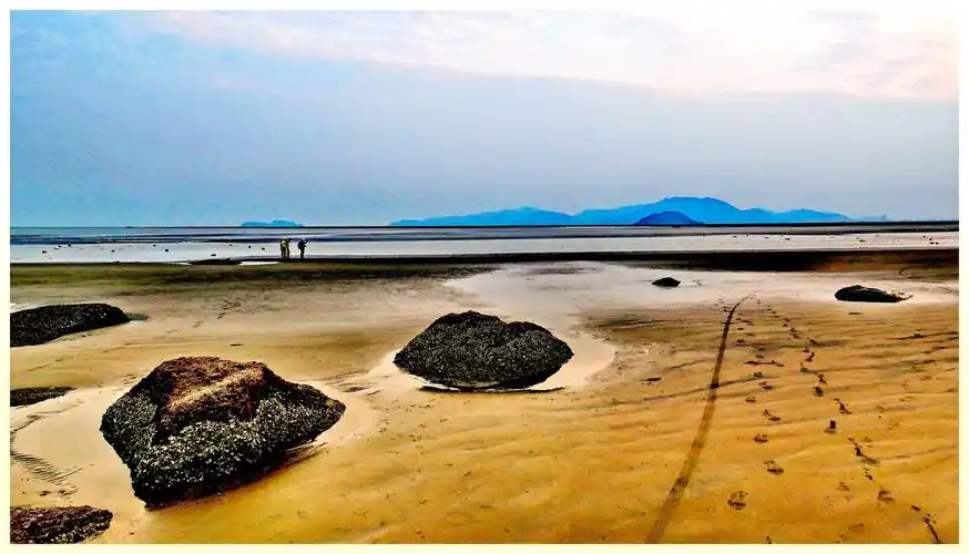 珠海市西区三灶横石基浅水滩是个摄影的好地方,天然礁石及浅水的海滩