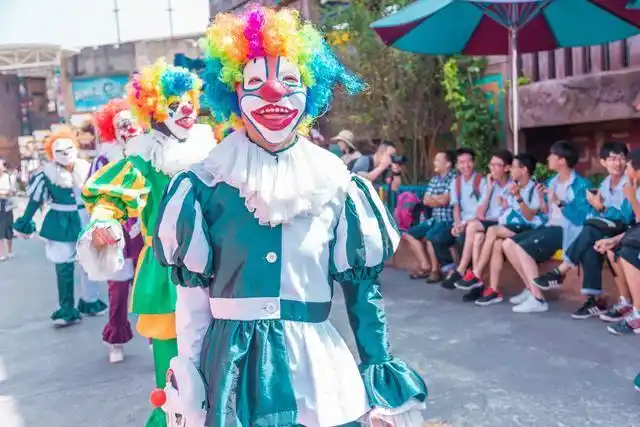 马戏团的演艺从杭州乐园门口广场开始,一场美轮美奂的小丑舞让观众的