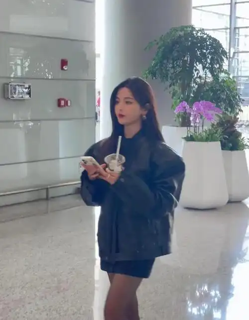 杨超越黑皮衣黑丝袜工作照很小女生的感觉