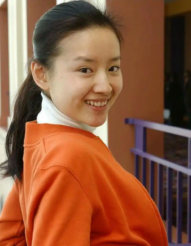 20岁的董洁,素颜的她皮肤不白有痘痘,牙齿也不整齐,但面容清秀,笑容