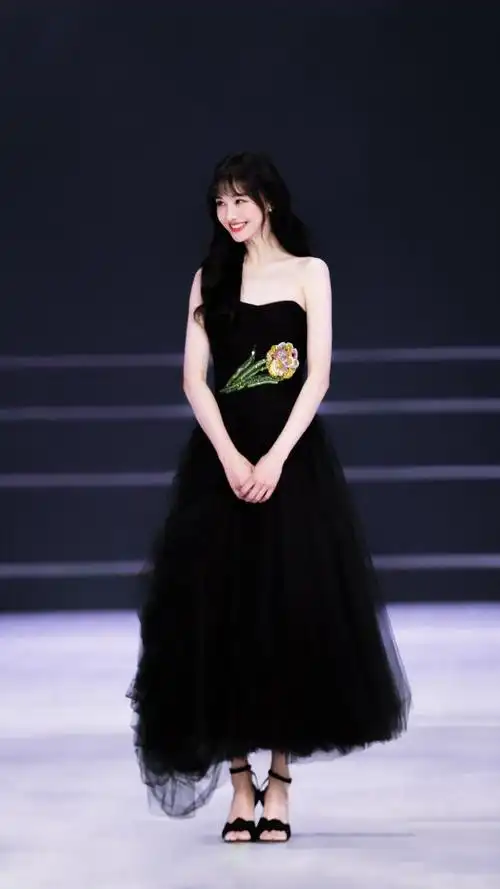 郑爽黑裙御姐风,笑靥如花惹人爱,不愧是气质女神!