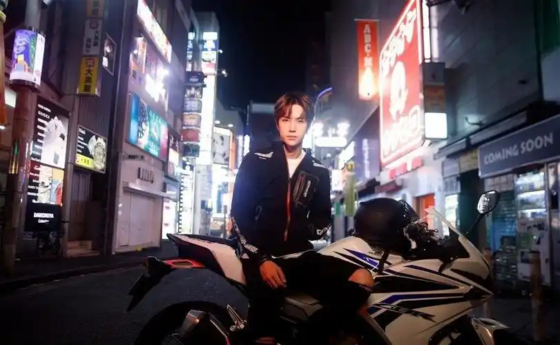 王一博东京幻夜街头风别样风采花衬衫成就了他的独特风格