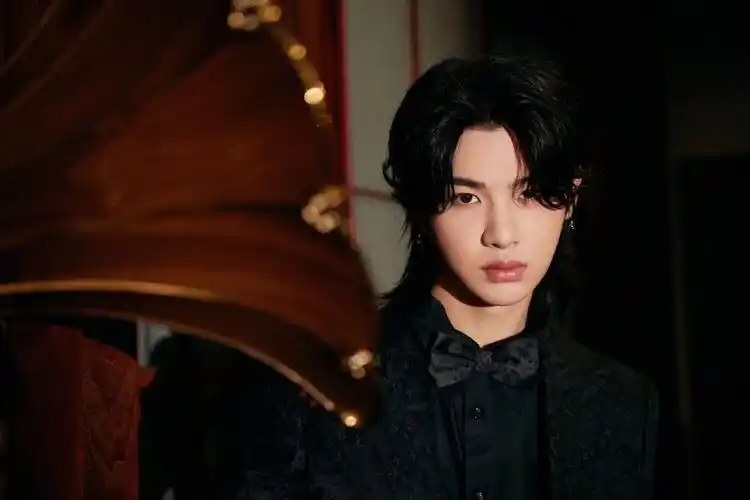 黄明昊| #平遥国际电影展       担任"平遥之夜"颁 - 抖音