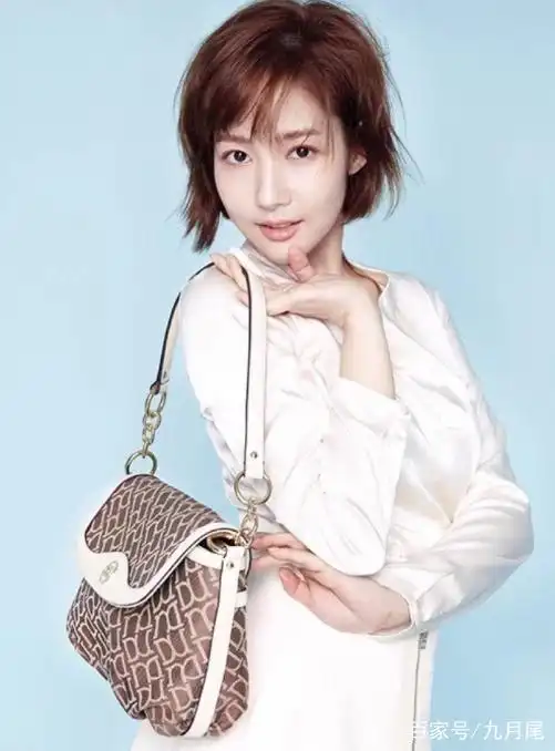 朴敏英精致的五官,明亮的眼眸,干练的短发,她短发的样子真的太美丽了