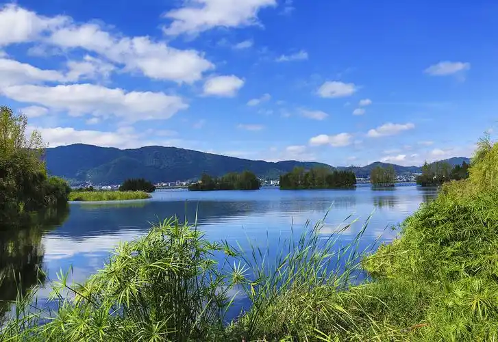 滇池大坝边,绿水青山