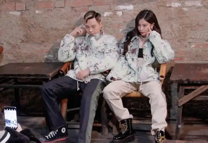 宋妍霏故意靠在陈伟霆肩膀上男方的反应太意外这是忘了有镜头