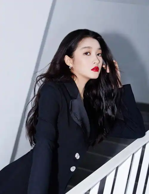 关晓彤西装配黑丝造型写真曝光 烈焰红唇性感霸气