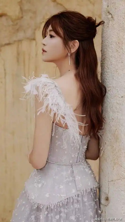 【陈妍希写真美图】白羽毛仙子裙,唯美清纯,甜美可人_舞台_观众_歌声