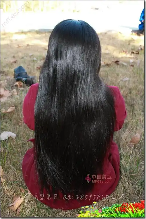 在公园剪下姑娘整齐自然黑发-戈壁落日124#(4) 剪发_中国长发