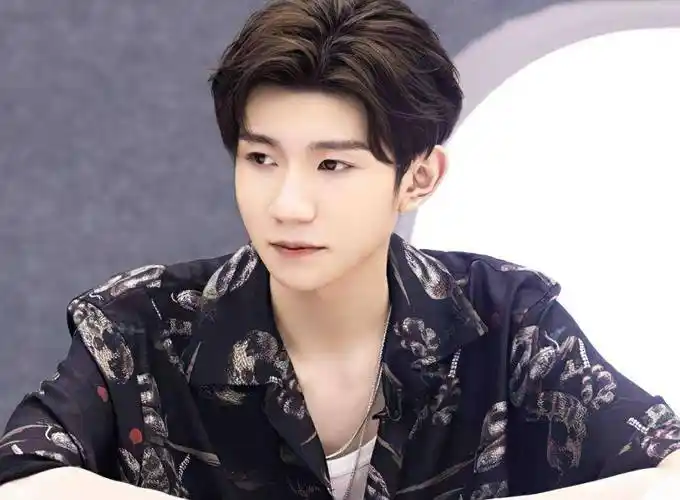 小凯给王源抓娃娃,源哥高调晒照炫耀,cp粉梦想成真:凯源是真的_王俊凯