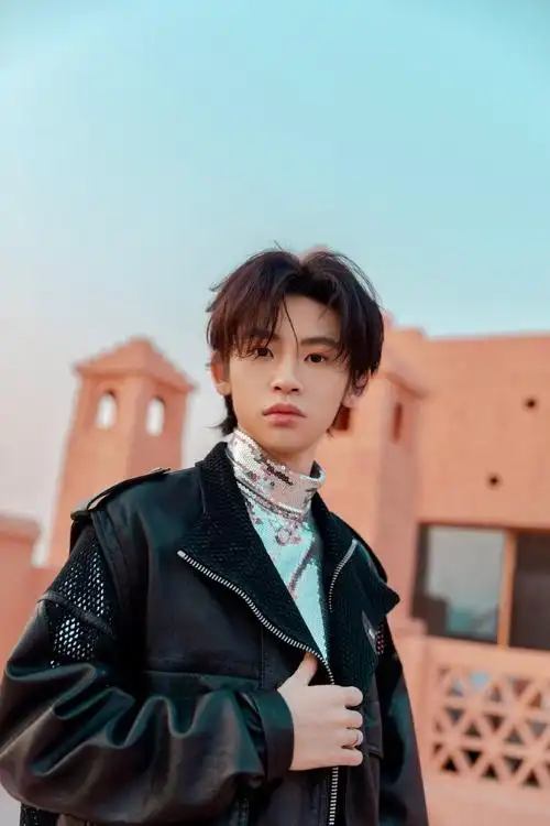 78@小鬼-王琳凯身着黑色皮衣及亮片高领内搭出席时尚先生25周年盛典