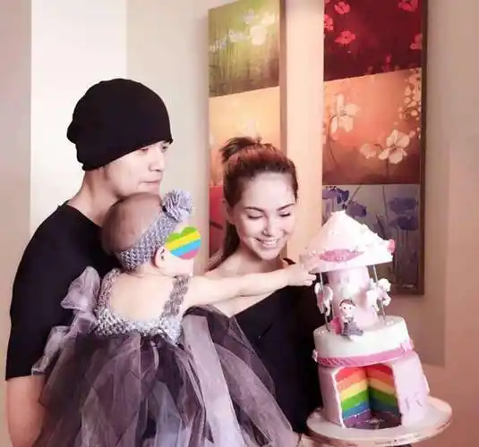 昆凌未成年就被周杰伦"骗到手",看到旧照后,难怪天王那么猴急_时候