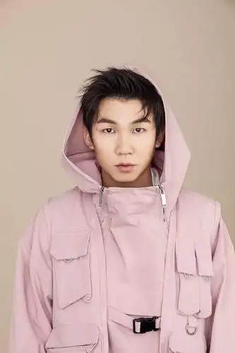 90后男歌手自曝整容经历!打瘦脸针导致面瘫,至今仍有心理阴影