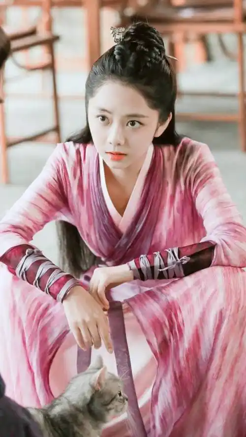 谭松韵本人其实长得相当清纯,靓丽,在古装《锦衣之下》中也有女装打扮