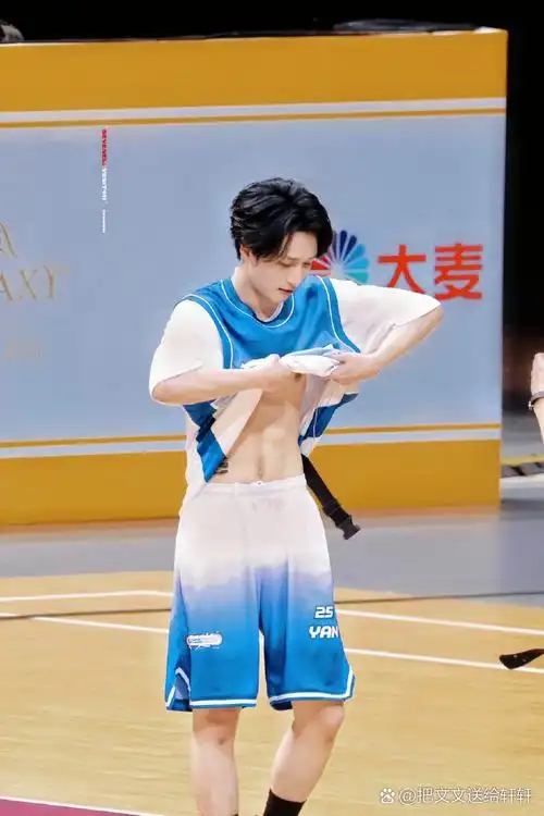 时代少年团腹肌照