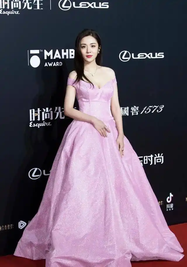 王晓晨也是"微胖女神",身穿一袭粉色抹胸裙气质全开,端庄优雅