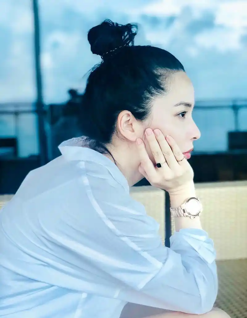 李佳近照美翻天,网友:是靳东拍的吗?