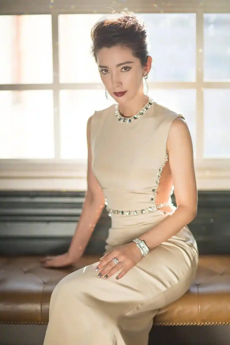 李冰冰受邀出席《巨齿鲨》美国首映礼,红毯上翩翩而来,一袭象牙白镶钻