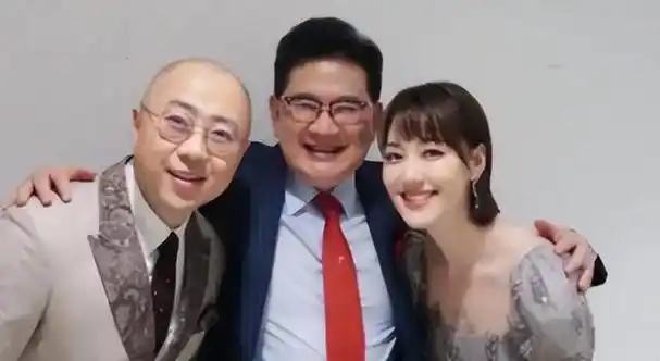 出走央视多年,深陷"桃色绯闻",如今过得咋样|李咏|曹可凡|政治片|历史