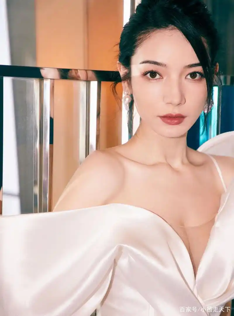 代斯白色长裙性感写真