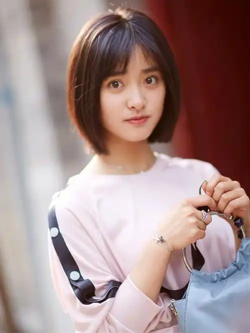 偶遇沈月宁波拍新剧七月与安生!短发清新穿搭简洁干练!