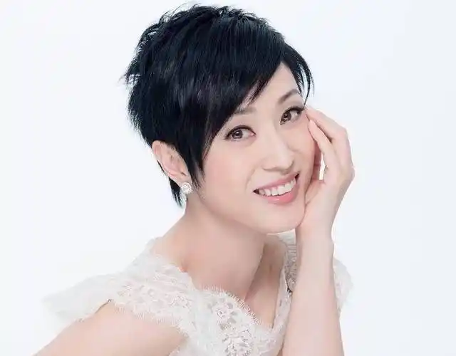 52岁陈法蓉晒出视频短发造型少女感十足无岁月痕迹风韵犹存