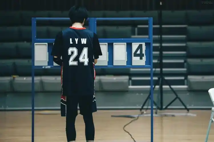 少女小说里才会出现的学校篮球社学长 @时代少年团-刘耀文