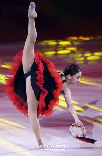 一字马美少女健身瘦20斤能把自己装行李箱