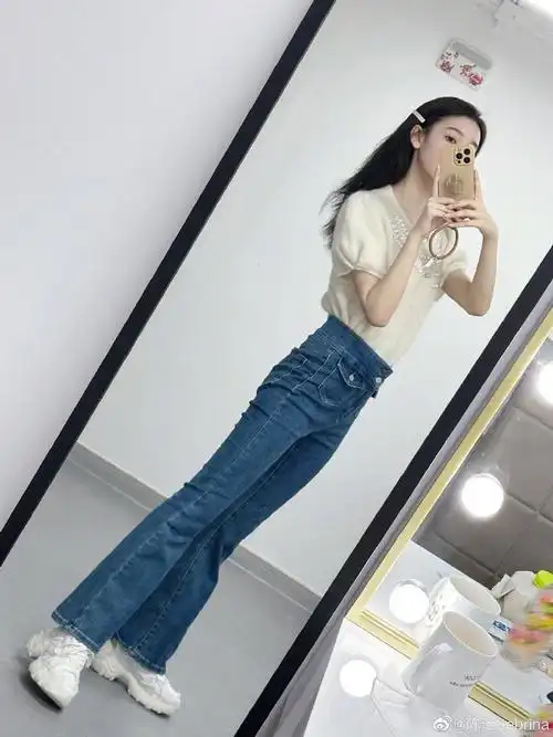 陈瑶对镜自拍两宫格