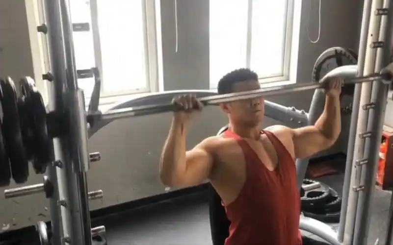 健身 #肌肉男 #体育生 #胸肌 #腹肌 肌肉男健身房举哑铃,胸部训 !!