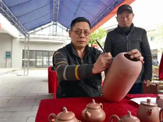 书画陶刻 笔墨传情 ——记中国陶都陶瓷城同业商会副会长王明康