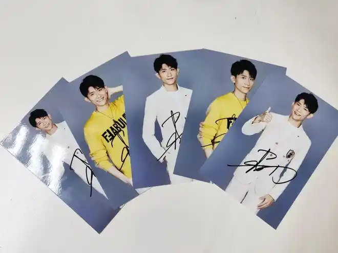 我们准备了张一山签名照送你昔日他陪我长大今日我伴他阅读